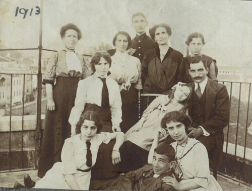 Sur le balcon de la maison familiale d'Ortaköy à Istanbul en 1913.